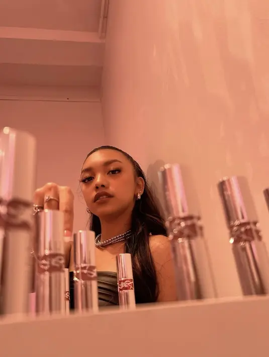 Jika dilihat, Naura mengadopsi look dengan dominasi area mata. Riasan yang mengandalkan bulu mata membuat tampilannya benar-benar terdefinisi sempurna. [Foto: Instagram/ Naura Ayu]