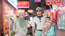 Gaya busana Aurel selama liburan juga menuai pujian. Meski santun, ia tetap tampil stylish dan modern. Kesan muda dan fresh semakin terpancar dari dirinya, menunjukkan dedikasinya pada gaya hidup sehat.  (Liputan6.com/IG/@aurelie.hermansyah)