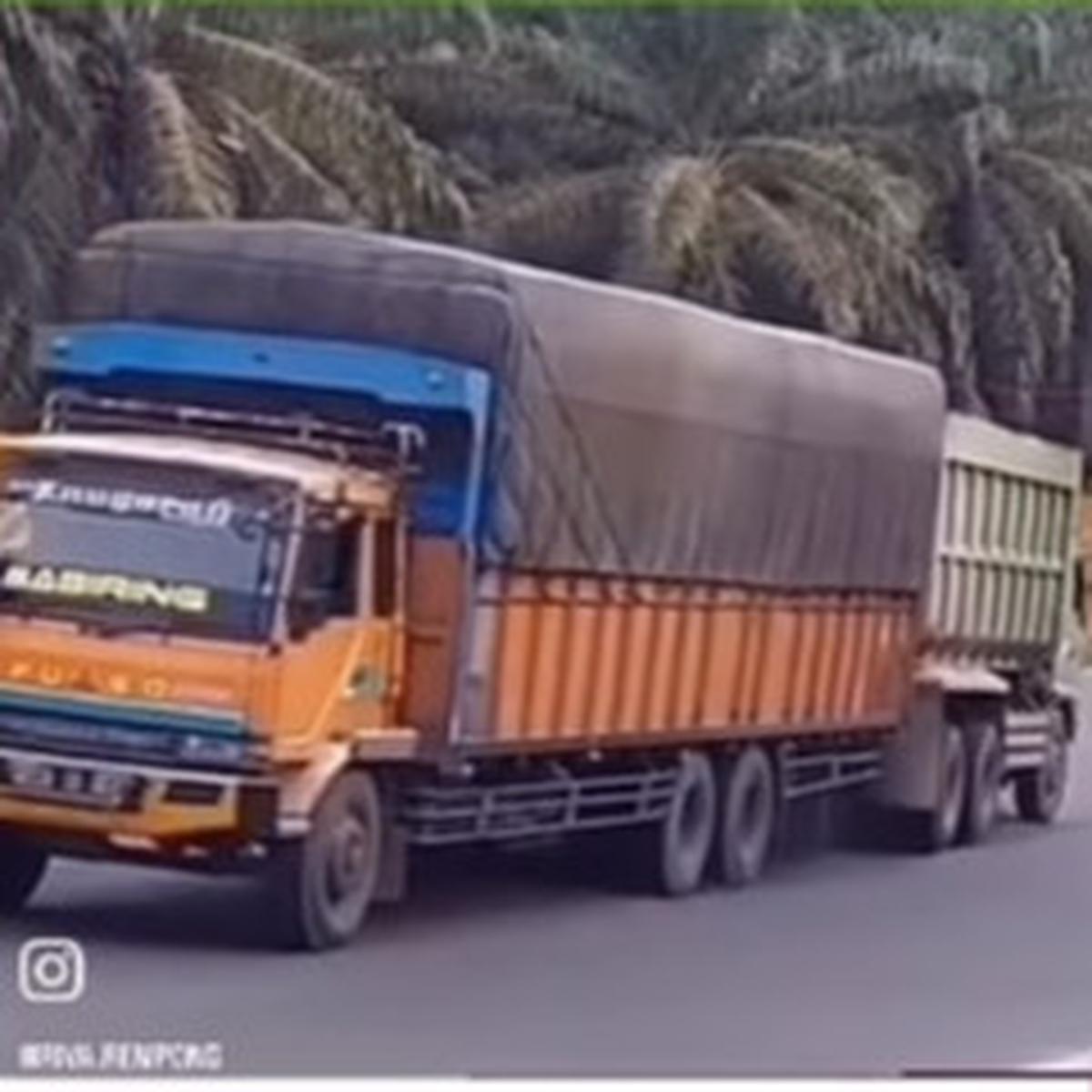 Polwan Cantik AKBP Netty Sampai Terpukau Sama Aksi Sopir Truk ini