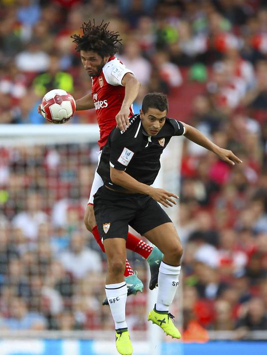 Gelandang Arsenal, Mohamed Elneny, berebut bola dengan striker Sevilla, Wissam Ben Yedder pada laga turnamen Piala Emirates yang berlangsung di Stadion Emirates, Minggu (30/7/2017). Arsenal takluk 1-2 dari Sevilla. (AP/John Walton)