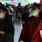 Warga beraktivitas menggunakan masker di kawasan Stasiun Palmerah, Jakarta, Sealasa (3/3/2020). Presiden Joko Widodo atau Jokowi mengimbau warga waspada terhadap virus corona atau COVID-19 dengan hidup higienis serta menjaga imunitas tubuh. (Liputan6.com/Johan Tallo)