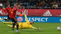 Pemain Spanyol Dani Olmo mencetak gol ke gawang Malta yang dijaga Henry Bonello pada babak kualifikasi Grup F Piala Eropa 2020 di Stadion Ramon de Carranza, Cadiz, Spanyol, Jumat (15/11/2019). Spanyol menang 7-0. (AP Photo/Miguel Morenatti)