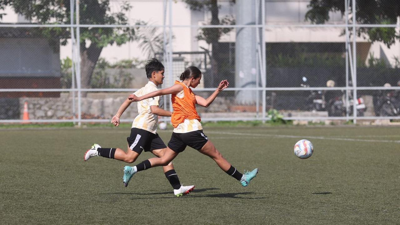 Keduanya tampak antusias mengikuti sesi latihan yang dipimpin pelatih Satoru Mochizuki.