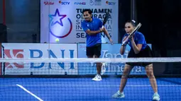 Pasangan selebritas Indonesia, Tanta Ginting dan Denalta Eunike memukul bola ke arah pasangan Emyr Razan dan Valerie Tifanka dalam laga final ganda campuran padel Turnamen Olahraga Selebriti Indonesia (TOSI) Season 4 di GOR UNJ, Rawamangun, Minggu (09/11/2025). (Bola.com/Bagaskara Lazuardi)