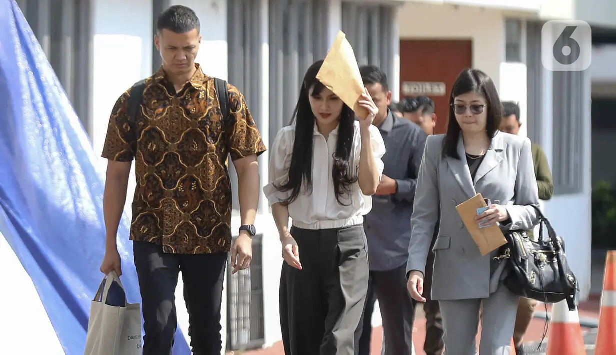 Sandra Dewi (tengah) merupakan istri dari Harvey Moeis yang telah ditetapkan sebagai tersangka, pada Rabu (27/3/2024) lalu. (Liputan6.com/Herman Zakharia)