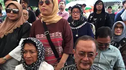 Kesedihan keluarga dan kerabat saat pemakaman musikus Yockie Suryo Prayogo di TPU Karet Bivak, Jakarta, Senin (5/2). Yockie sempat menjalani perawatan selama beberapa hari di Rumah Sakit Pondok Indah Bintaro. (Liputan6.com/Immanuel Antonius)