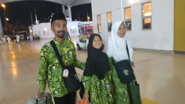 Zahra Fuaida Hakim dan kedua orang tuanya. Liputan6.com/Nurmayanti