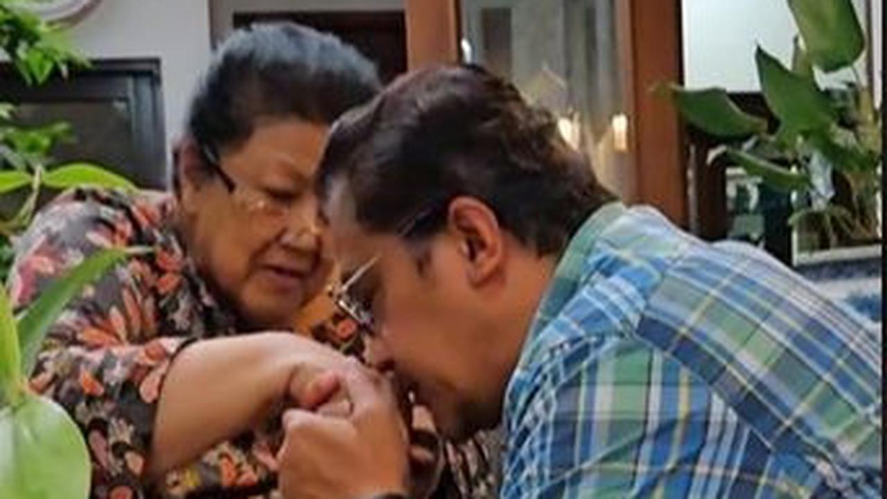 Dede menyebut, jika dia sengaja menemui ibunya untuk meminta doa restu agar mendapatkan hasil terbaik sesuai yang diharapkan.