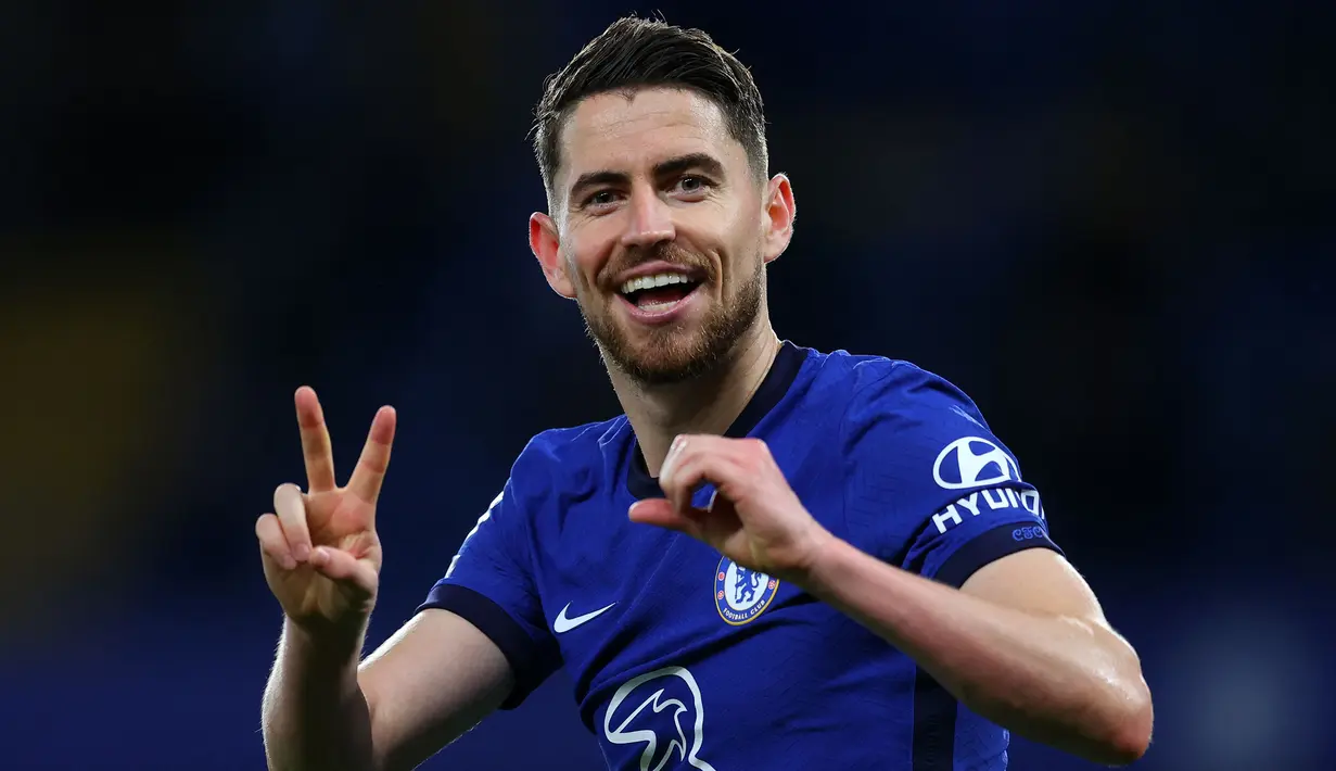 Jorginho pernah bekerja di bawah asuhan Maurizio Sarri ketika di Napoli. Dirinya kemudian pindah mengikuti sang menejer ke Stamford Bride pada 2018 silam. Pemain yang dibanderol 57 juta Euro ini menjadi pemain penting di skuad Chelsea asuhan Thomas Tuchel. (Foto: AFP/Pool/Catherine Ivill)