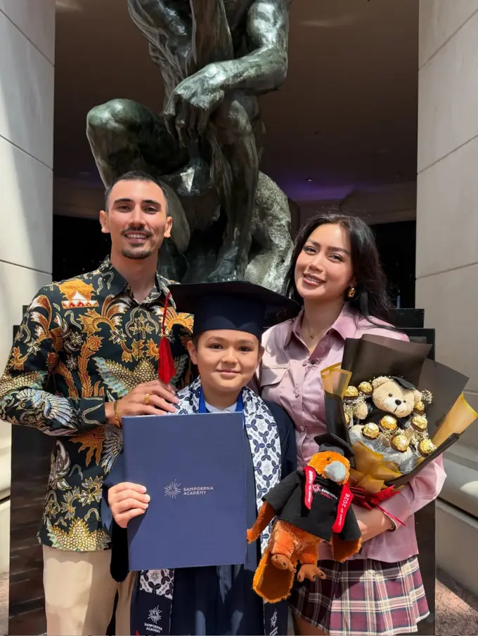 Jessica Iskandar saat Hadir di Wisuda El Barack yang Telah Lulus SD