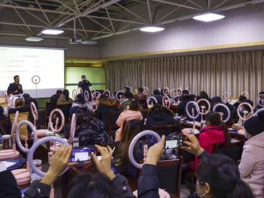 Warga belajar keterampilan livestreaming serta webcasting untuk e-commerce dan jualan online saat workshop yang digelar oleh otoritas pemerintah daerah di Zhangye, Provinsi Gansu, China, 20 Januari 2022. (Chinatopix via AP)