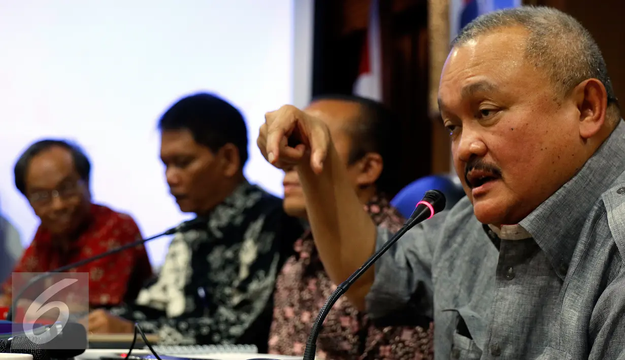 Gubernur Sumatera Selatan, Alex Noerdin saat konfrensi pers saat rapat koordinasi di Kementerian LHK, Jakarta, Sabtu (5/9/2015). Kementerian LHK menggelar rapat koordinasi bersama TNI, Polri dan Pemda setempat. (Liputan6.com/Yoppy Renato)