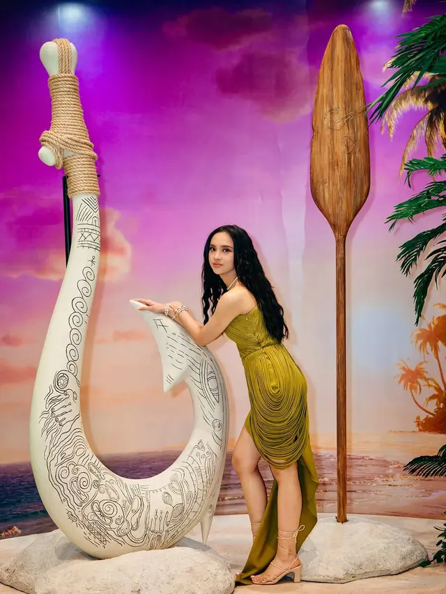 6 Potret Lyodra Ginting di Premiere Film Moana 2, Ditemani Randy Martin