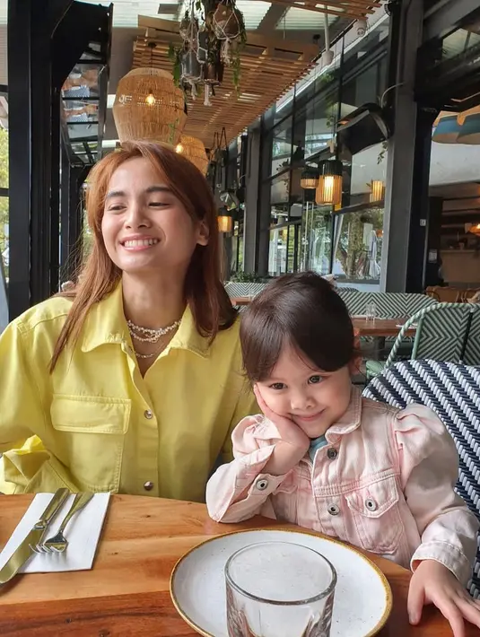 Gemasnya tampilan serasi Acha dan Brie memakaia denim jacket warna kuning dan pink (Foto: Instagram @septriasaacha)