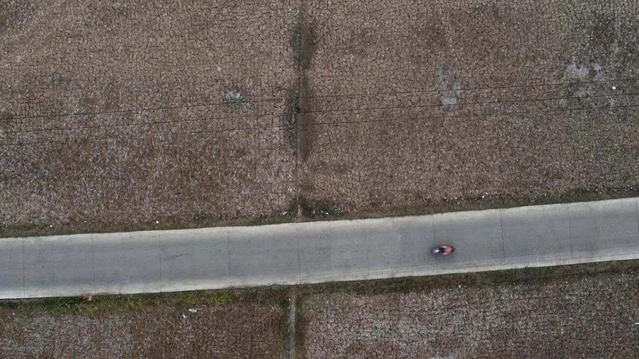 Pemandangan areal persawahan yang kering kerontang di Ridogalih, Cibarusah, Bekasi, Jawa Barat, Sabtu (7/10/2023). Mengeringnya areal persawahan ini disebabkan oleh fenomena El Nino yang memicu musim kemarau panjang dan terlambatnya awal musim hujan.