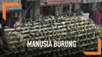 Seorang pria asal India memberi makan ribuan burung parkit di atap rumahnya. Kebiasaan ini telah ia jalani selama 15 tahun.