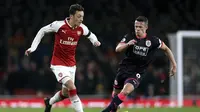 Mesut Ozil tampil impresif ketika Arsenal melumat Huddersfield Town. (Nigel French/PA via AP)