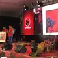 Ridwan Kamil menyerahkan hadiah lukisan untuk Megawati. (Putu Merta Surya Putra/Liputan6.com)