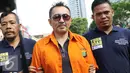Mantan Ketua Parfi, Gatot Brajamusti saat tiba di Polda Metro Jaya untuk menjalani pemeriksaan, Jakarta, Selasa (25/10). (Liputan6.com/Herman Zakharia)