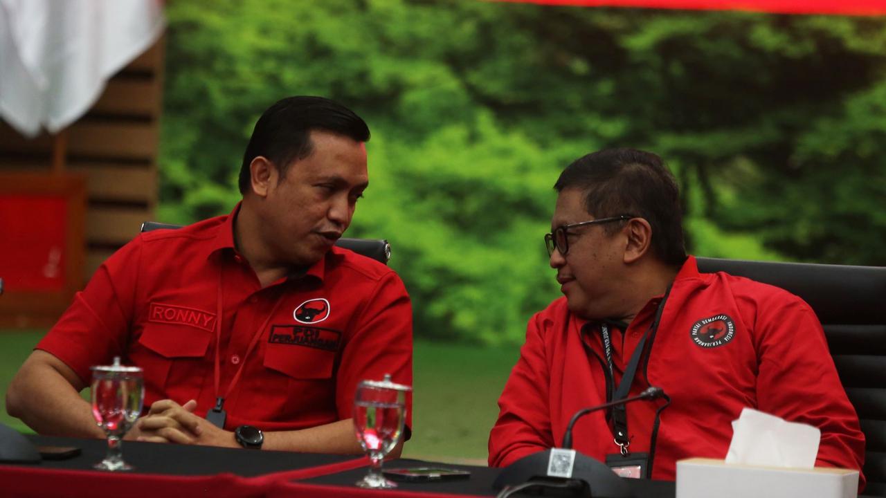 Hasto Kristiyanto konferensi pers jelang HUT ke-52 PDIP