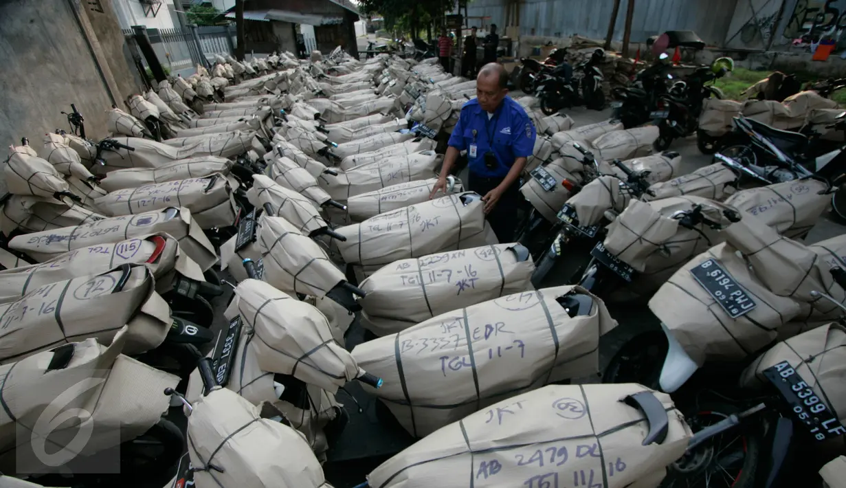 Petugas mengecek sepeda motor pemudik yang akan di berangkatkan dari stasiun Lempuyangan,Yogyakarta, (11/7). Ratusan sepeda motor di angkut ke Jakarta pada arus balik lebaran 2016 tanpa di pungut biaya .(Boy Harjanto)