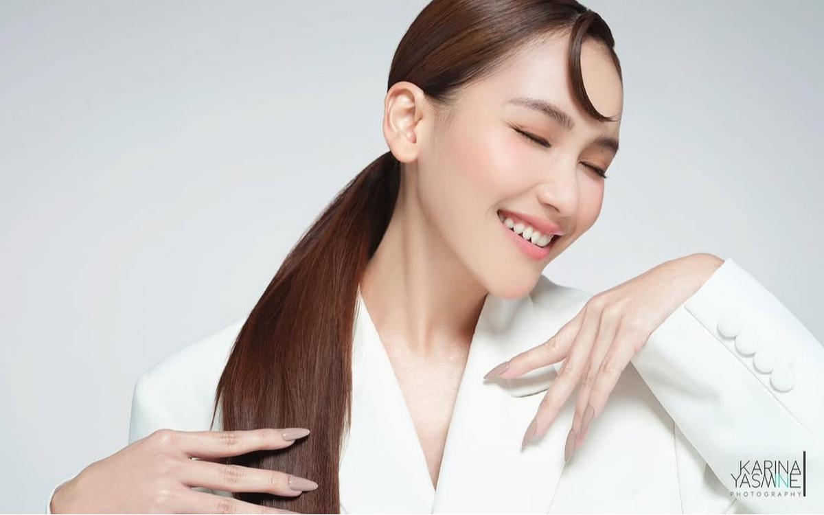 4 Potret Terbaru Ayu Ting Ting dengan Outfit Serba Putih dan Poni Bulan Sabit yang Unik