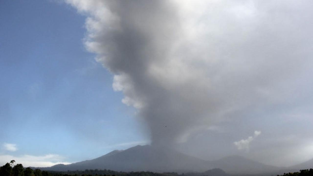 Ini penampakan Gunung Raung yang terus semburkan abu vulkanik