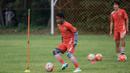 Gelandang Persija Jakarta, Ramdani Lestaluhu, menggiring bola saat latihan jelang laga TSC 2016 melawan Persela Lamongan di Lapangan Villa 2000, Tanggerang Selatan, Banten, Selasa (13/9/2016). (Bola.com/Vitalis Yogi Trisna) 