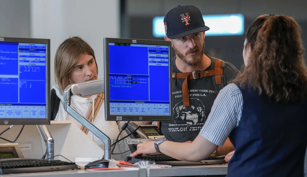 Administrasi Penerbangan Federal menghentikan penerbangan menuju Bandara LaGuardia di New York dan bandara Reagan Washington National dan Baltimore-Washington di dekat ibu kota negara. (AP Photo/ Mary Altaffer)