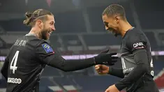 Bek Paris Saint-Germain (PSG) Sergio Ramos berselebrasi dengan Thilo Kehrer setelah mencetak gol kedua timnya ke gawang Reims dalam matchday ke-22 Liga Prancis 2021/2022 di Parc des Princes, Senin (24/1/2022) dini hari WIB. PSG menang telak 4-0 atas Reims. (AP Photo/Francois Mori)