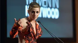 Kristen Stewart berbicara diatas panggung saat acara ELLE Women ke-24 di Four Seasons Hotel Beverly Hills, Los Angeles (16/10). Kristen Stewart tampil seksi sekaligus macho dengan gaya potongan rambut pendek. (Frazer Harrison/Getty Images for ELLE/AFP)
