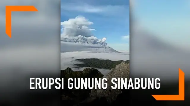 Rombongan pendaki Gunung Sibayak merekam detik-detik erupsi Gunung Sinabung. Gunung Sinabung mengeluarkan abu vulkanik setinggi 2000 meter pada 7 Mei 2019.