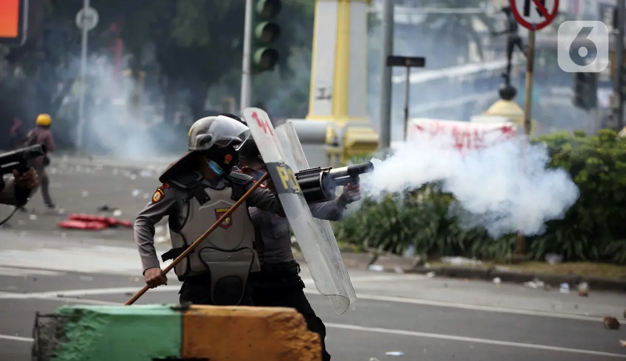 Polisi terlibat bentrok dengan pengunjuk rasa yang menolak UU Cipta Kerja di kawasan Harmoni, Jakarta, Kamis (8/10/2020). (Liputan6.com/Faizal Fanani)