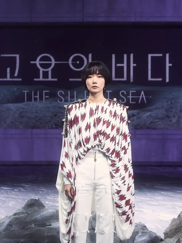 Bae Doona dalam konferensi pers The Silent Sea. (Netflix)