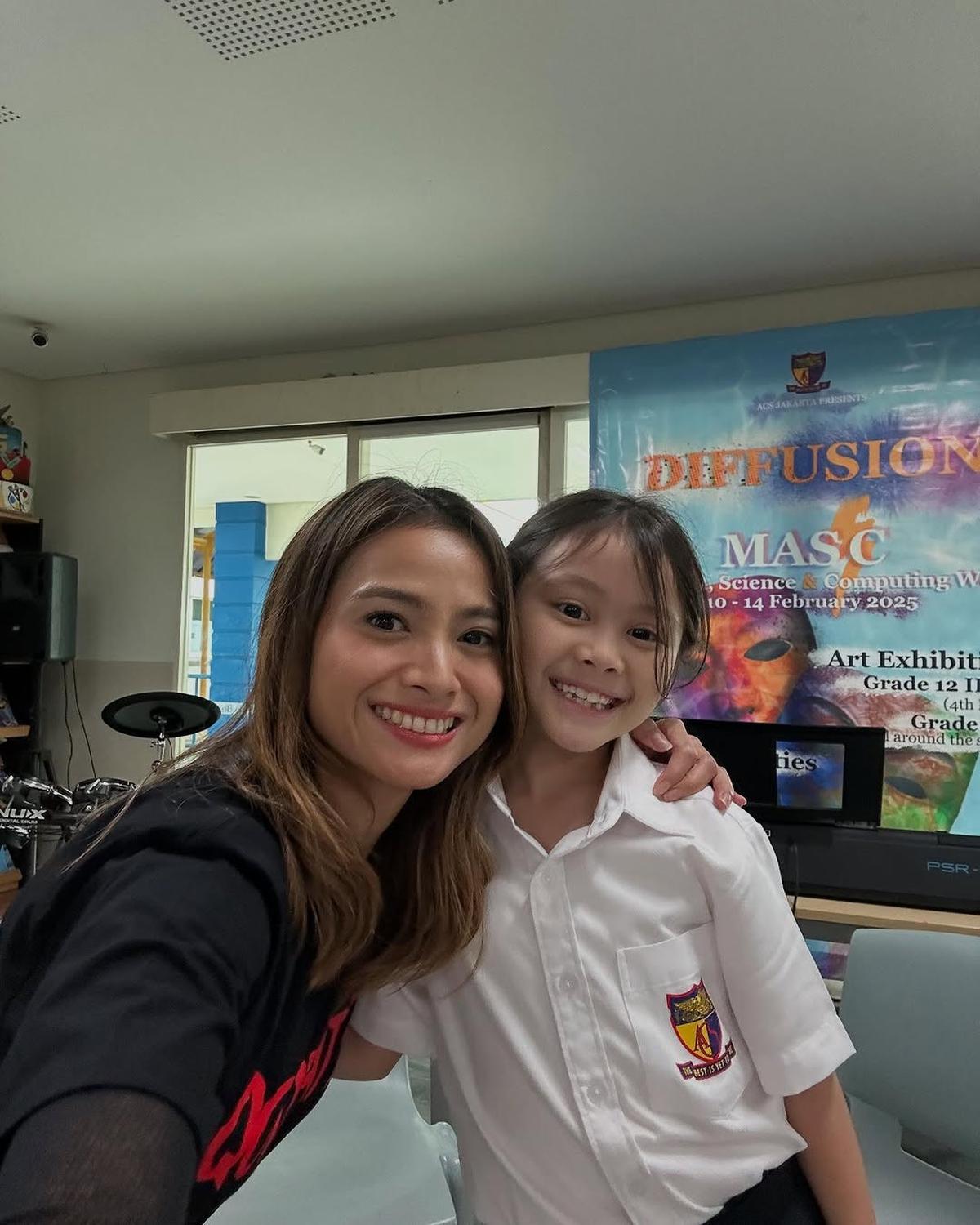 Potret Bridgia Anak Acha Septriasa Nyanyi di Sekolah Sempat Foto Bareng dengan sang Bunda