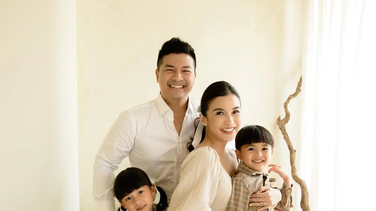 Potret Harmonis Keluarga Chelsea Olivia dan Glenn Alinskie di Post Card Natal, Tampil Kompak dengan Outfit Netral