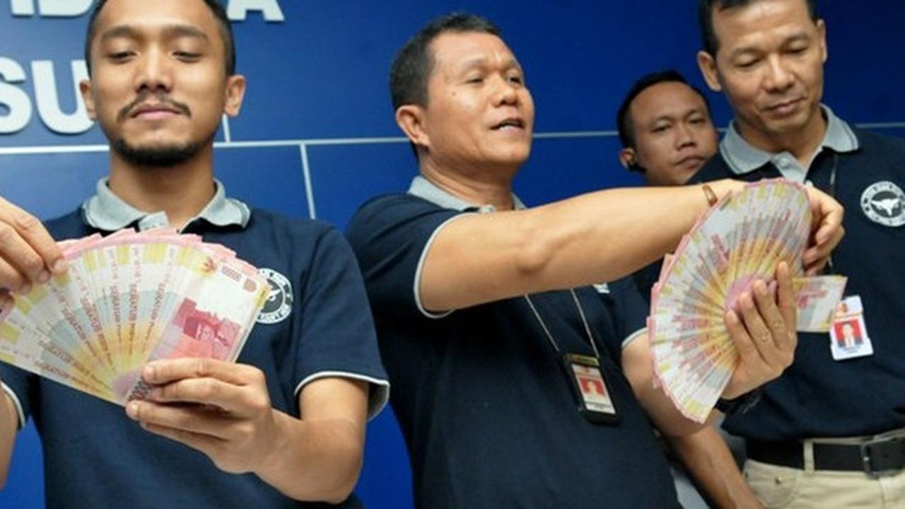 Rilis uang palsu di Bareskrim Polri. ©2017 Merdeka.com/Muhammad Luthfi Rahman