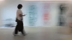 Instalasi seni menjadi bagian dari pameran Jakarta Biennale 2026 bertajuk “KEBAL” yang berlangsung di Gedung Trisno Soemardjo, Taman Ismail Marzuki, Jakarta Pusat, Jumat (9/10/2026). Karya-karya yang ditampilkan mengangkat beragam gagasan dan perspektif tentang kehidupan masyarakat perkotaan. (KLY/Budy Santoso)