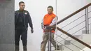 Bupati Lombok Barat Lalu Ahmad Zaini berjalan menuju mobil tahanan usai menjalani pemeriksaan di Gedung Merah Putih KPK, Jakarta, Selasa (21/7/2026). (KLY/Arie Basuki)