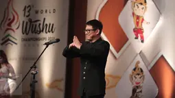 Duta Wushu Dunia Jet Li memberi salam kepada tamu saat acara pembukaan Kejuaraan Dunia Wushu ke-13 di Jakarta Convention Centre, Jakarta, (13/11/2015). Kejuaraan Dunia Wushu  diikuti 904 atlet dari 74 negara. (Liputan6.com/Angga Yuniar