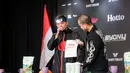 <p>CEO Byon, Yoshua Marcellos (kanan) memperkenalkan Aziz Calim sebagai 'surprise fighter' dalam konferensi pers Byon Combat Showbiz Volume 4 yang berlangsung di SCTV Tower, Jakarta, Senin (28/10/2024) siang WIB. (Bola.com/Bagaskara Lazuardi)</p>