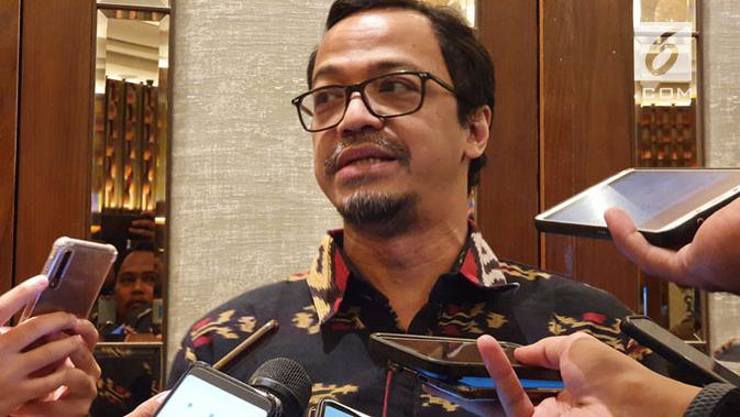 Sekjen APJII Henri Kasyfi Soemartono saat memberikan penjelasan mengenai survei penetrasi pengguna internet di Indonesia kepada wartawan di Jakarta, Rabu (15/5/2019) malam. (Liputan6.com/ Agustin S. Wardani)