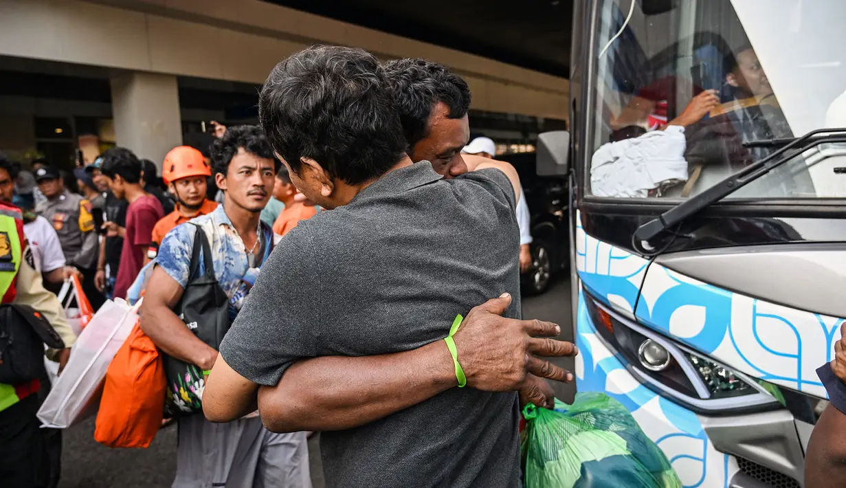 Kerabat memeluk korban kebakaran kapal KM Mutiara Sentosa II saat  tiba di Dermaga Jamrud Utara, Pelabuhan Tanjung Perak, Surabaya, Jawa Timur, Selasa (4/8/2026).