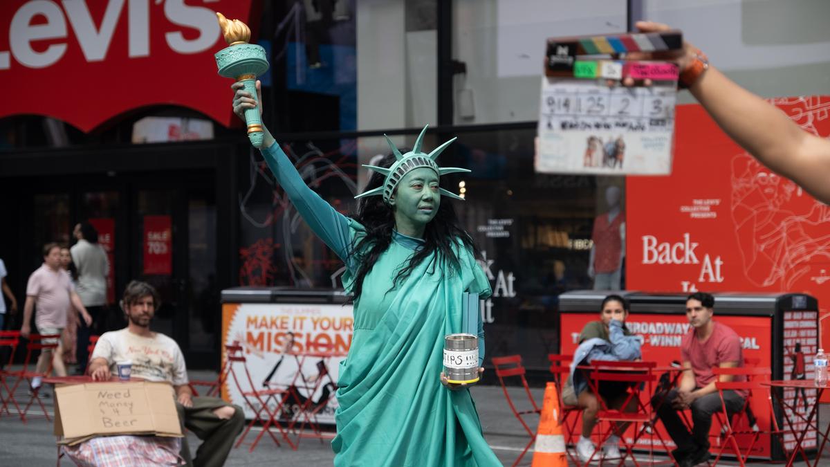 Cerita Asri Welas Syuting di Times Square New York untuk Ratu Ratu Queens: The Series, Disawer Turis