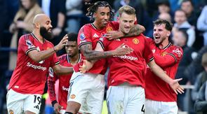 Bek Manchester United asal Belanda #04, Matthijs de Ligt (2R), merayakan gol kedua mereka di menit-menit akhir bersama rekan satu timnya dalam pertandingan Premier League Inggris antara Tottenham Hotspur dan Manchester United di Stadion Tottenham Hotspur, London, pada 8 November 2025. (Ben STANSALL/AFP)