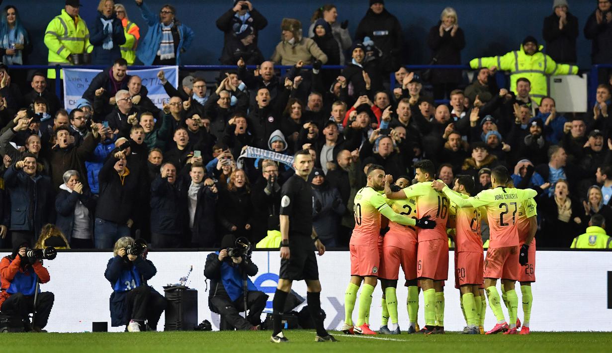 Pemain Manchester City merayakan gol yang dicetak Sergio Aguero ke gawang Sheffield Wednesday pada laga babak kelima Piala FA di Hillsborough Stadium, Rabu (4/3) malam waktu setempat. Manchester City menang 1-0 atas Sheffield. (AFP/Paul Ellis)