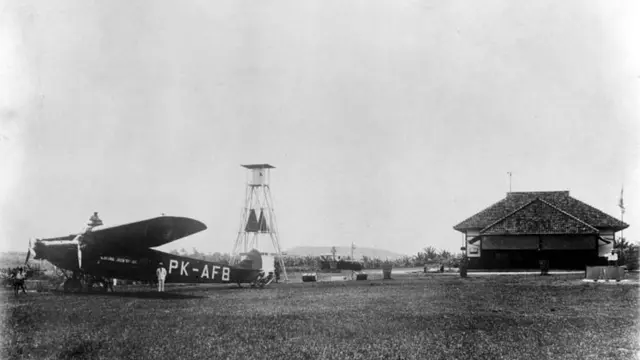 Pesawat Fokker F. VII di Bandara Tjililitan.