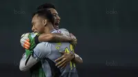 Pemain Bhayangkra FC, Indra Kahfi dan Awan Setho, merayakan gol Ilham Udin Armaiyn ke gawang Persipura pada laga Liga 1 Indonesia di Stadion Patriot, Bekasi, Sabtu (9/9/2017). Bhayangkara FC menang 2-1 atas Persipura. (Bola.com/Vitalis Yogi Trisna)