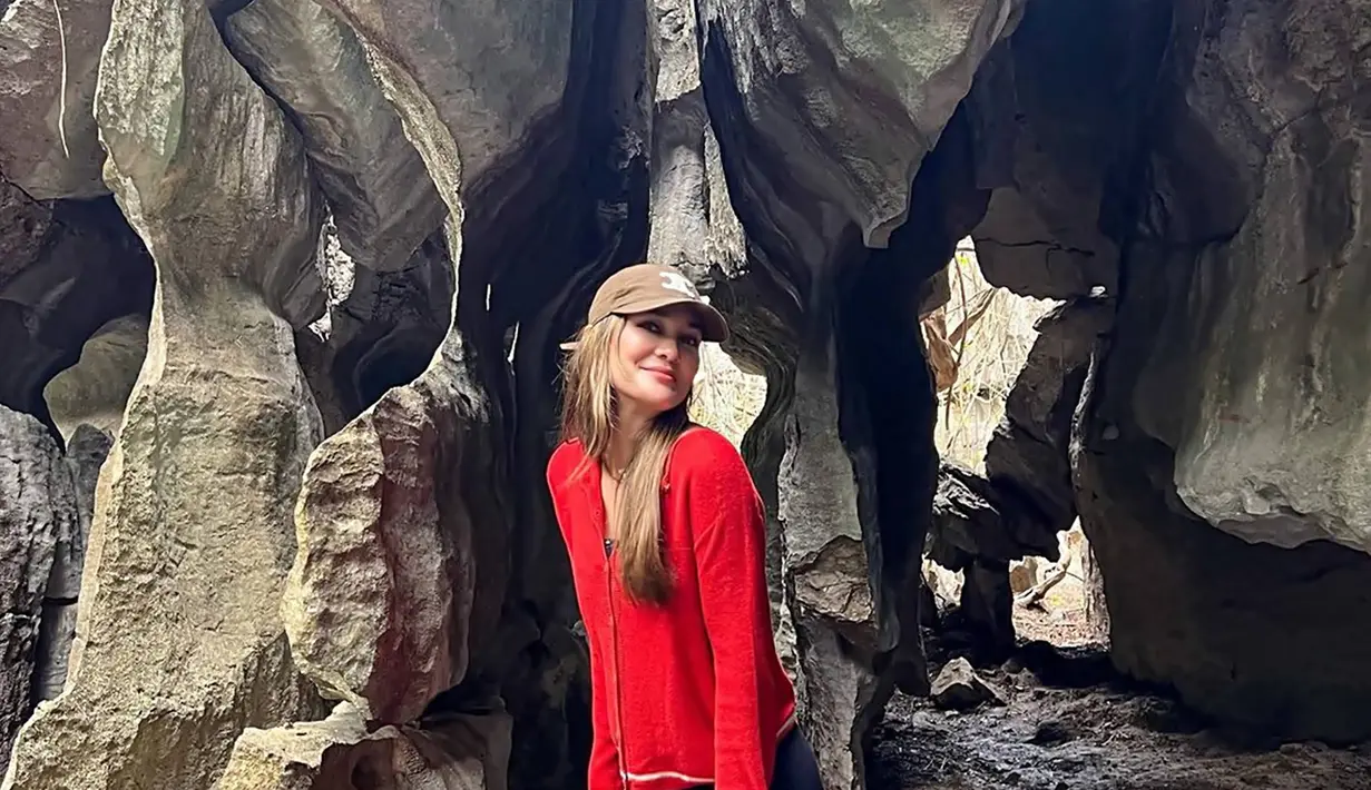 Tampil simpel dengan gaya kasual, penampilan Luna Maya pun tetap menawan. Wisata alam memang menyejukan mata, dimana tempat-tempat seperti ini bisa menjadi alternatif untuk liburan selain ke pantai atau liburan ke luar negeri yang belakangan banyak dilakukan para selebriti. (Liputan6.com/IG/@lunamaya)