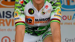 Pascal Pich mengayuh sepedanya dalam upaya memecahkan rekor bersepeda statis di Paris, 2 Mei 2018. Demi memecahkan rekor bersepeda statis dengan jarak 2.932 kilometer, Pascal akan mengayuh sepeda selama 22 jam per hari. (AFP/FRANCOIS GUILLOT)